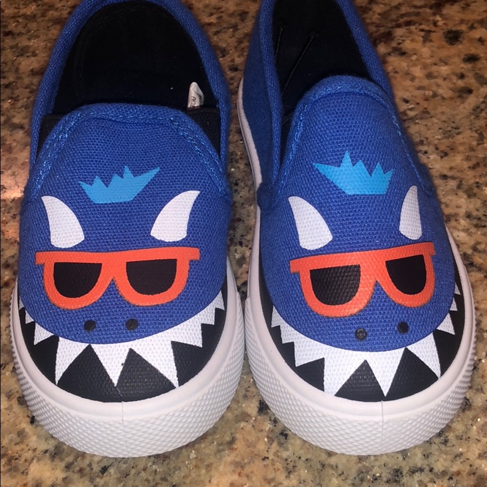NWT van style pull on super trendy shark shoes